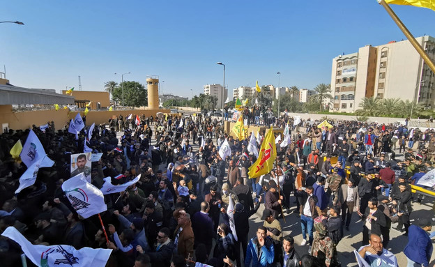 מפגינים בעיראק פרצו לשגרירות ארה"ב (צילום: רויטרס_)