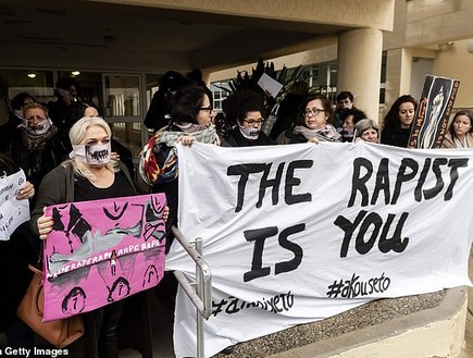 הפגנת התמיכה בנערה, מחוץ לבית המשפט (צילום: dailymail)