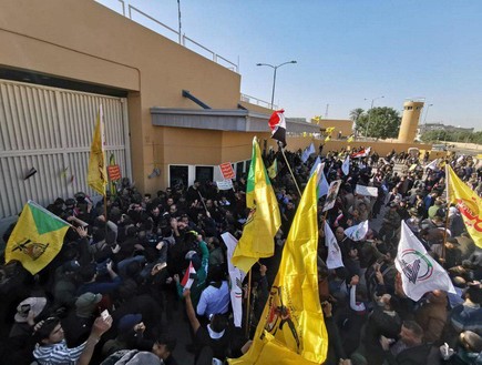 מפגינים בעיראק פרצו לשגרירות ארה