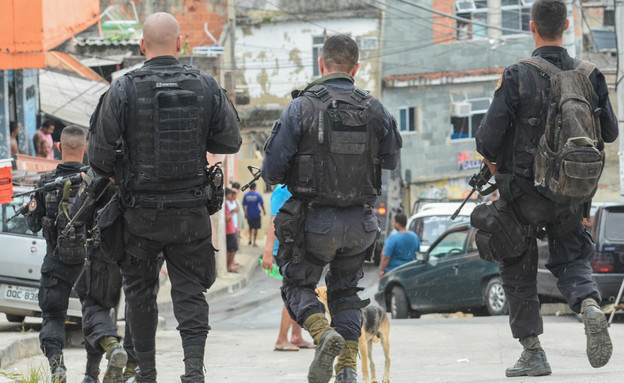 שוטרים בפבלה בריו (צילום:  Photocarioca, shutterstock)