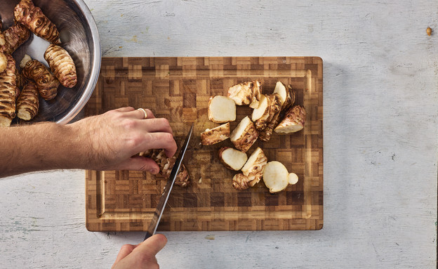 פורסים את הארטישוק הירושלמי