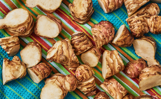 פרוסות ארטישוק ירושלמי מתייבשות על מגבת