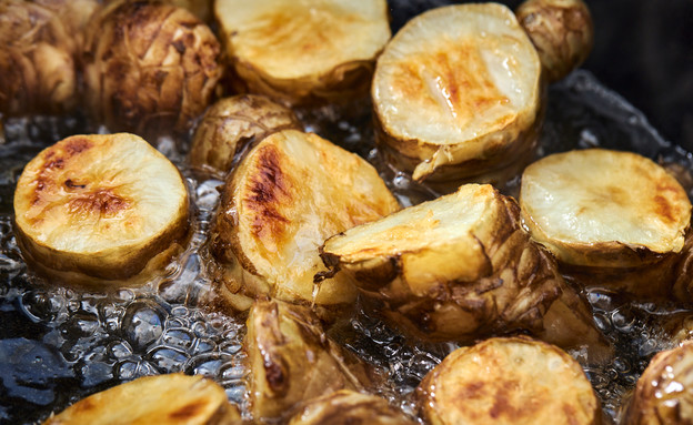 מטגנים את הארטישוק הירושלמי