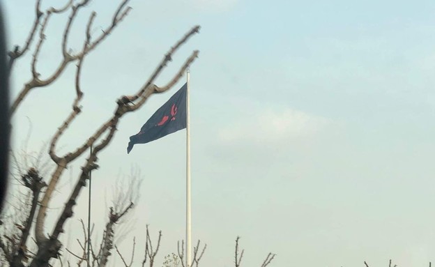 דגלים שחורים עם הכיתוב "Ya hossein" באירן (צילום: רהא אזאד, TPS)
