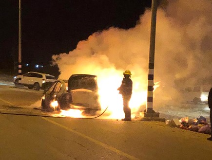 רכב עולה באש בכביש 25 (צילום: דוברות המשטרה)