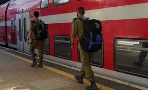 חיילים ברכבת (צילום: דובר צה''ל, מערכת את"צ)