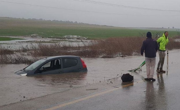 חילוץ מוצלח של רכב על ידי ביטחון מועצה אזורית מגיד (צילום: החדשות12)
