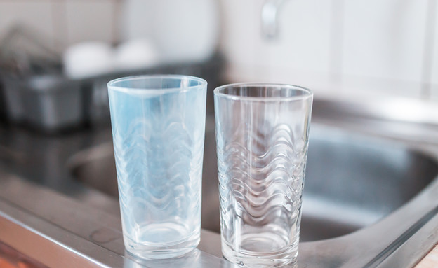 כוס זכוכית נקייה, כוס זכוכית מלוכלכת (צילום: shutterstock / Petr Svoboda)