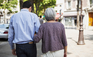 גבר צועד עם אישה מבוגרת (אילוסטרציה: Image Point Fr, shutterstock)