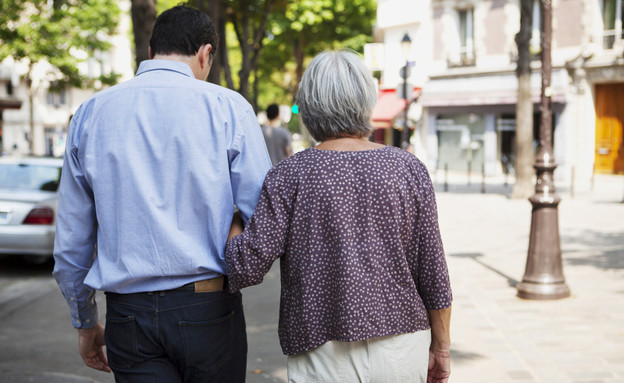גבר צועד עם אישה מבוגרת (אילוסטרציה: Image Point Fr, shutterstock)
