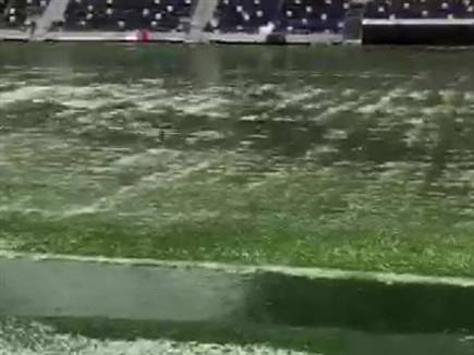 הדשא לא מאפשר משחק כדורגל תקין