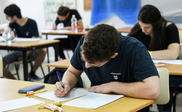 בחינת בגרות בבית ספר תיכון בראשון לציון
