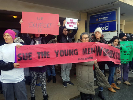 פעילות והפעילים שהגיעו לתמוך בנערה הבריטית (צילום: חדשות 12)