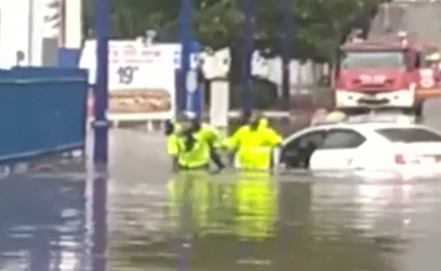 נהג המונית שחולץ מהשיטפון ורכבו נשדד (צילום: מתוך 