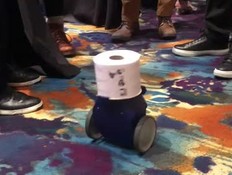 רובוט שמביא נייר טואלט (צילום: חדשות)