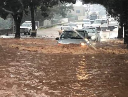 נהריה מוצפת: רכבים בכביש המוצף (צילום: החדשות12)