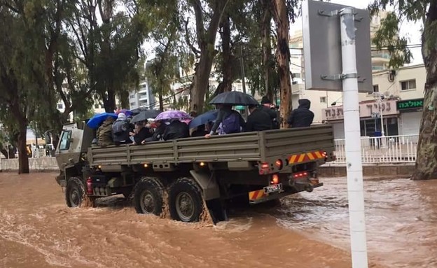 חיילים מחלצים מהשיטפון בנהריה (צילום: דובר צה''ל, דובר צה"ל)