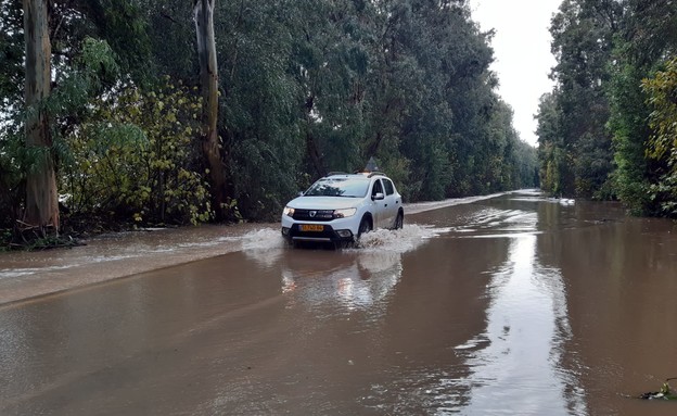 הכביש בין גדות לגונן בעמק החולה (צילום: ענת זיסוביץ)