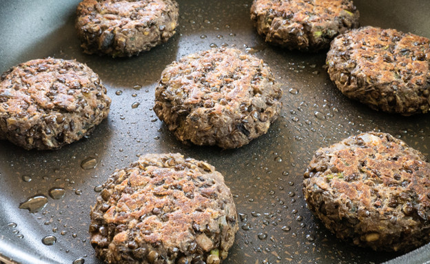 קציצות עדשים שחורות ופטריות