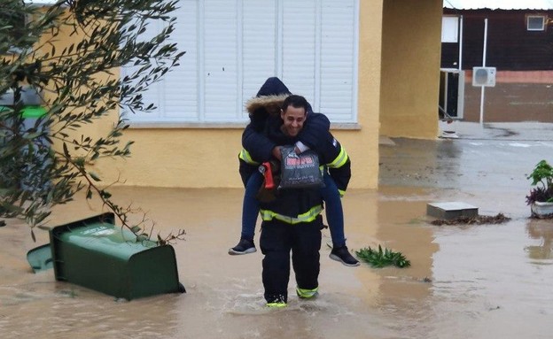 חילוץ תושבים מבית מוצף בקרית מלאכי (צילום: להב אלקנה ביטון, דוברות כבאות והצלה תחנה אזורית אשדוד)