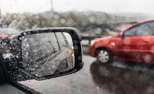 מראת צד רכב בגשם (צילום: shutterstock By Sklo Studio)