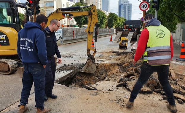 בור בכביש תל אביב