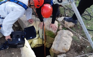 תיעוד מחילוץ הכלב בנגב (צילום: כבאות והצלה לישראל)