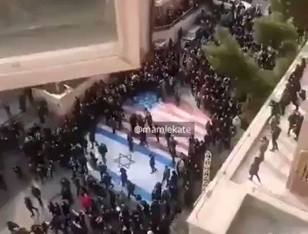 מפגינים איראנים נמנעים מלדרוך על דגלי ארהב וישראל