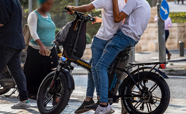ילד רוכב על אופניים חשמליים (צילום: 123rf)
