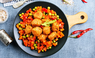 קציצות דגים עם אפונה וגזר (צילום: Gayvoronskaya_Yana, ShutterStock)
