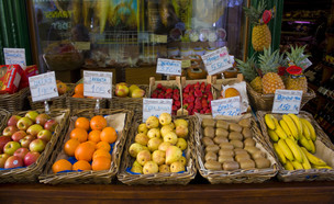 דוכן ירקות בליסבון (צילום: lindasky76, shutterstock)