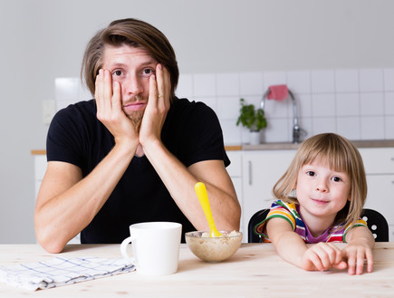 אבא תשוש בארוחת בוקר עם בתו (אילוסטרציה: juninatt, shutterstock)