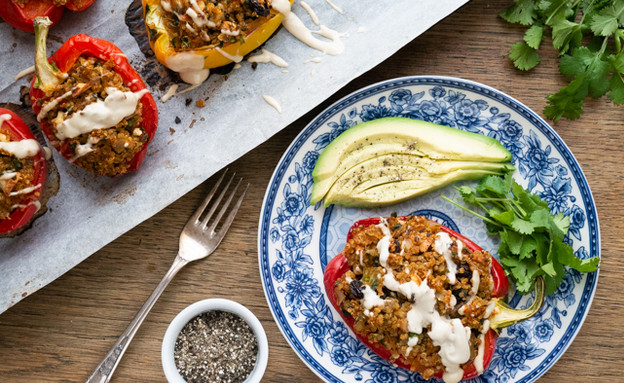 פלפלים ממולאים טבעוניים - מנה בצלחת