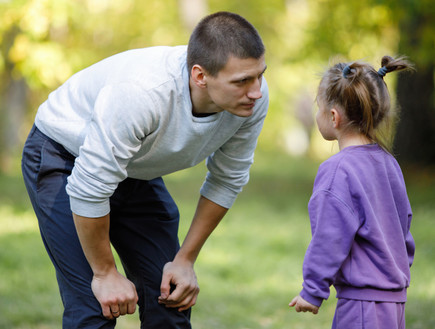 אב משוחח עם בתו (צילום: fotosparrow, shutterstock)