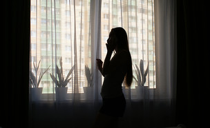 אישה בחלון (צילום: shutterstock | Elena Shap)