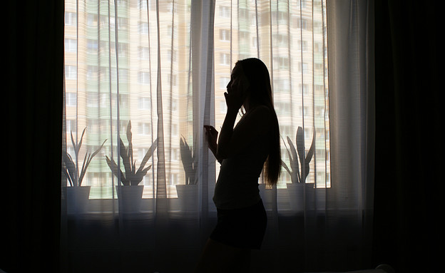 אישה בחלון (צילום: shutterstock | Elena Shap)