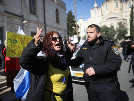 הפגנות מחוץ לדיון בעניין יונתן פולק (צילום: יונתן זינדל פלאש 90, פלאש/90 )