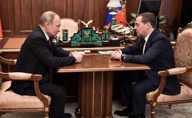 ראש ממשלת רוסיה המתפטר מדבדב והנשיא פוטין (צילום: CNN)