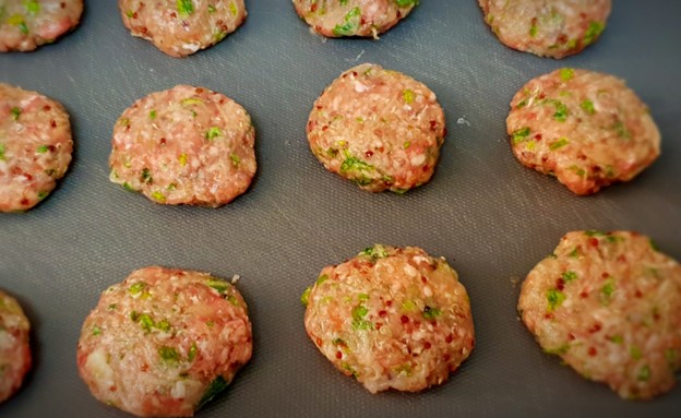 קציצות בשר מטוגנות - לפני טיגון