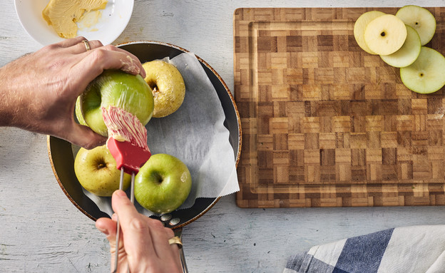 מורחים את תפוחי העץ בחמאה