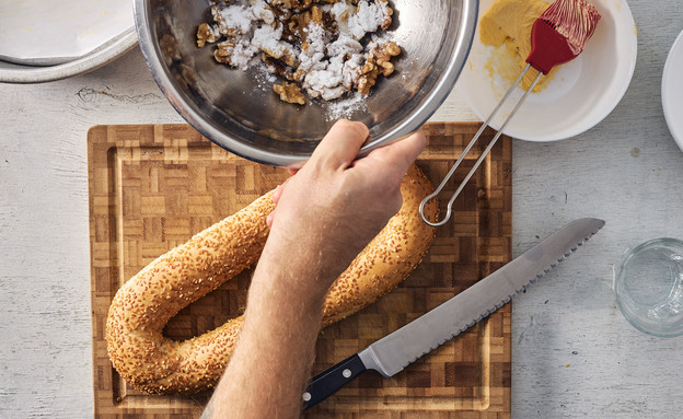 תכף יהיו פה אגוזים מסוכרים וקראמבל 