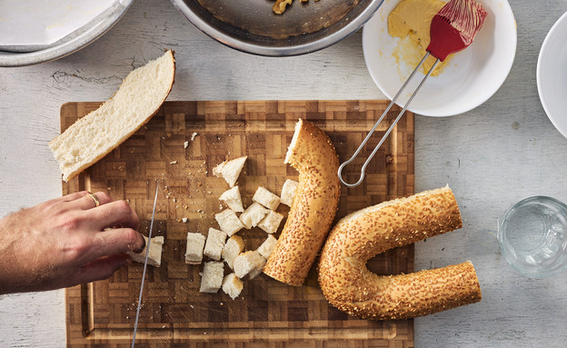 חותכים את הבייגלה לקוביות בינוניות