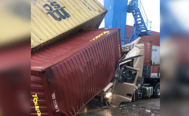 מכולה נפלה על משאית בנמל אשדוד