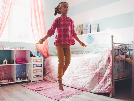 ילדה קופצת בחבל בחדר שינה (אילוסטרציה: Alena Ozerova, shutterstock)