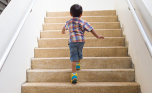 ילד עולה במדרגות (אילוסטרציה: noprati somchit, shutterstock)
