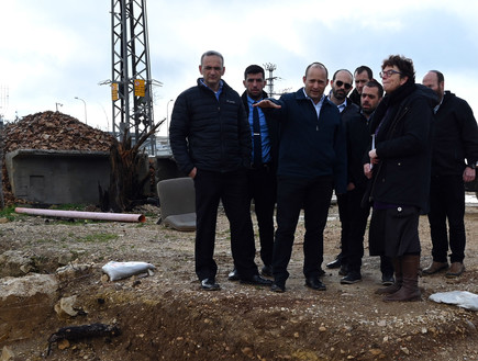 שר הביטחון נפתלי בנט בסיור במועצה האזורית בנימין (צילום: אריאל חרמוני, משרד הביטחון)