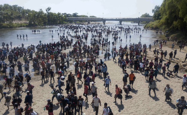 מקסיקו: מהגרים חצו את הנהר בניסיון להיכנס למדינה (צילום: AP)