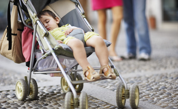 ילד ישן בעגלת תינוק (צילום: אימג'בנק / Thinkstock)