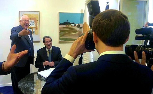 מקרון מצלם את ריבלין ונשיא קפריסין (צילום: דוברות בית הנשיא)
