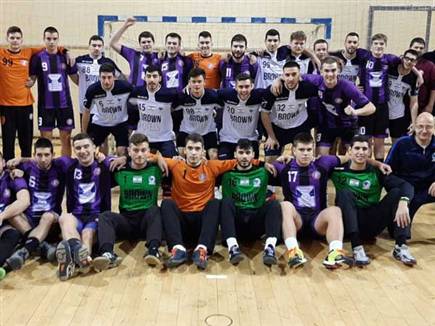 נבחרת הנוער עם קבוצת נוער מקומית בבלגרד (באדיבות איגוד הכדוריד) (צילום: ספורט 5)